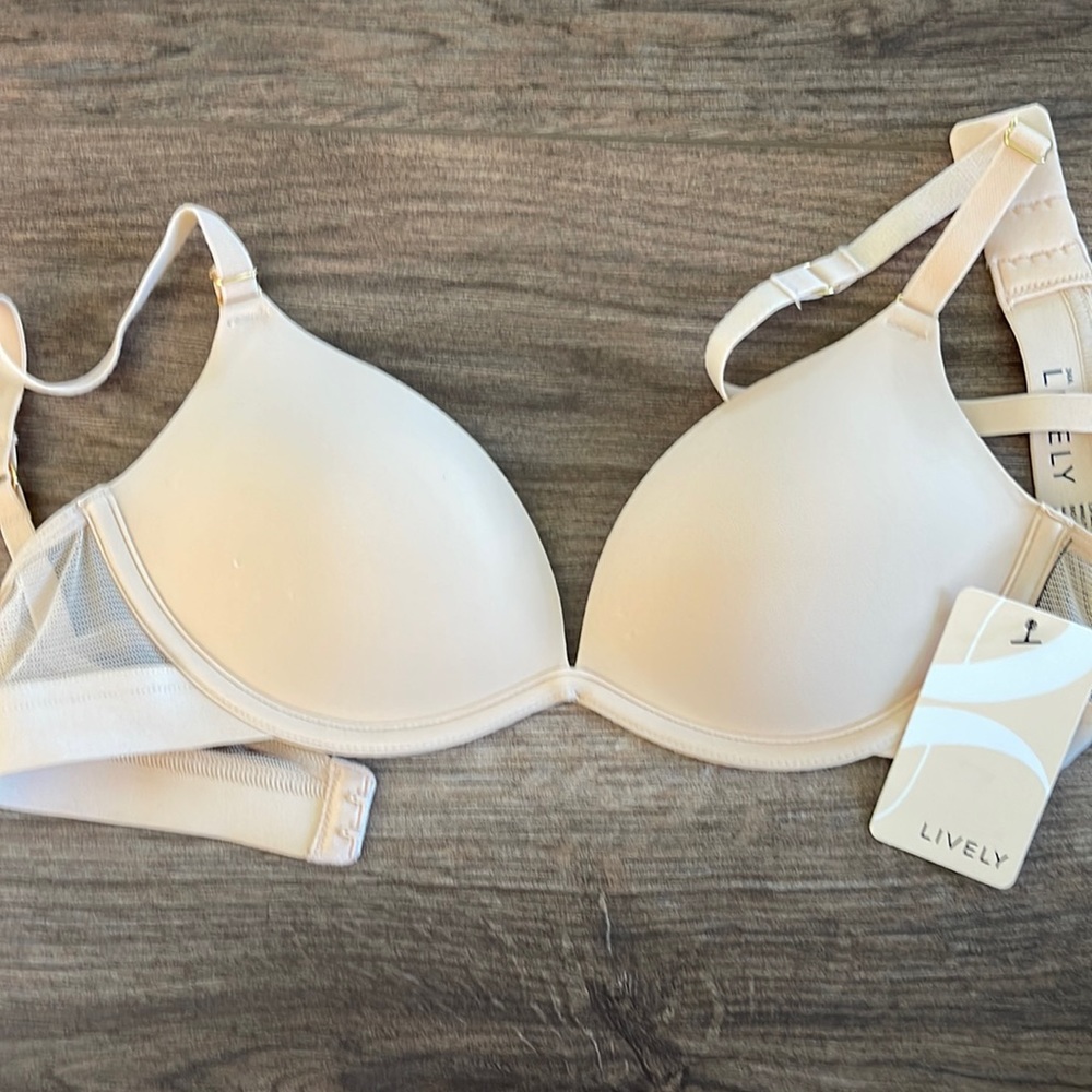 NWT Lively deep V no wire push up in toasted almond